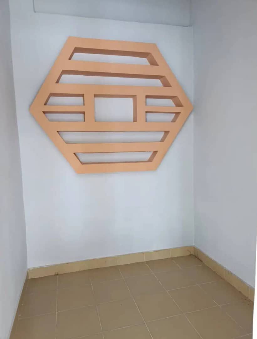 Grande Boutique au bord des pavés à Aibatin