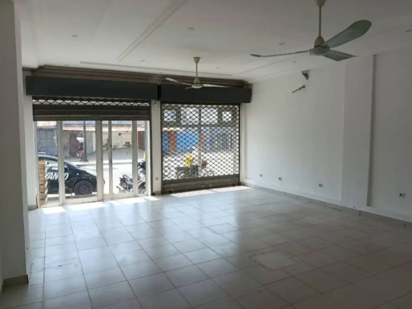 Grande Boutique au bord des pavés à Aibatin