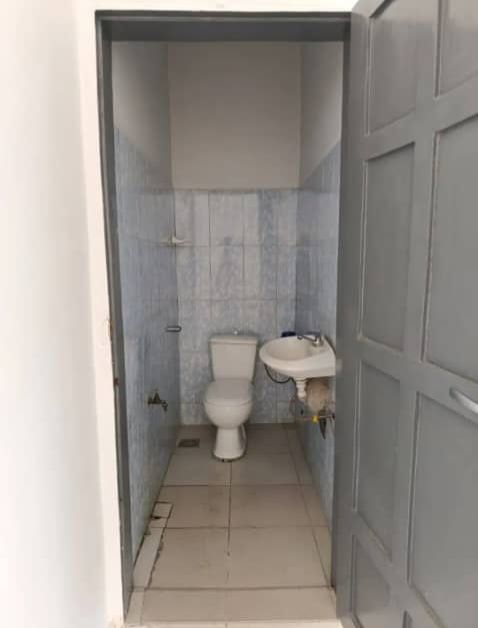 Grande Boutique au bord des pavés à Aibatin