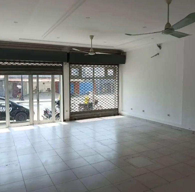 Grande Boutique au bord des pavés à Aibatin