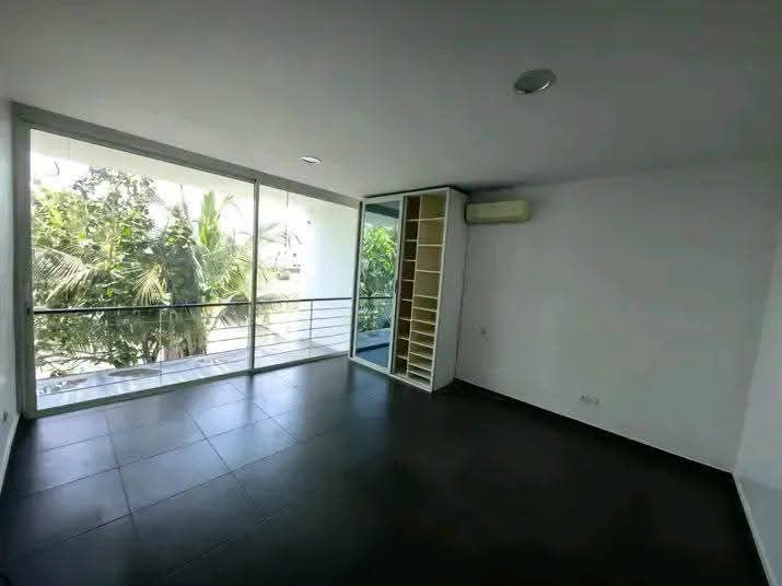 Villa Duplex à vendre à Cotonou Fidjrossè Plage (22)