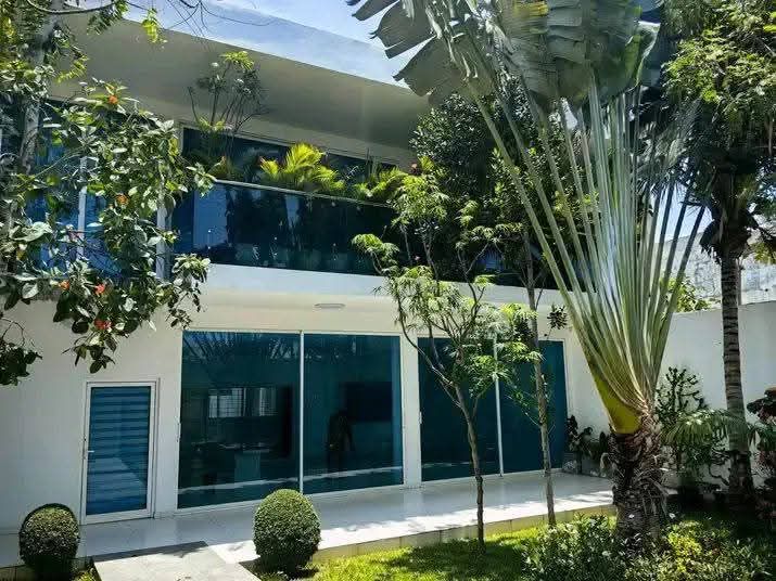 Villa Duplex à vendre à Cotonou Fidjrossè Plage (22)