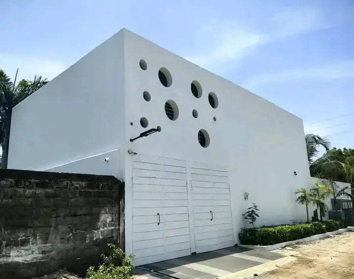 Villa Duplex à vendre à Cotonou Fidjrossè Plage (22)