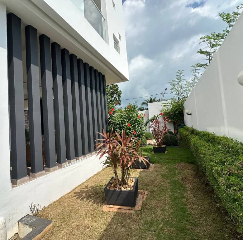 Villa Duplex meublée à louer avec Jardin à Fidjrossè