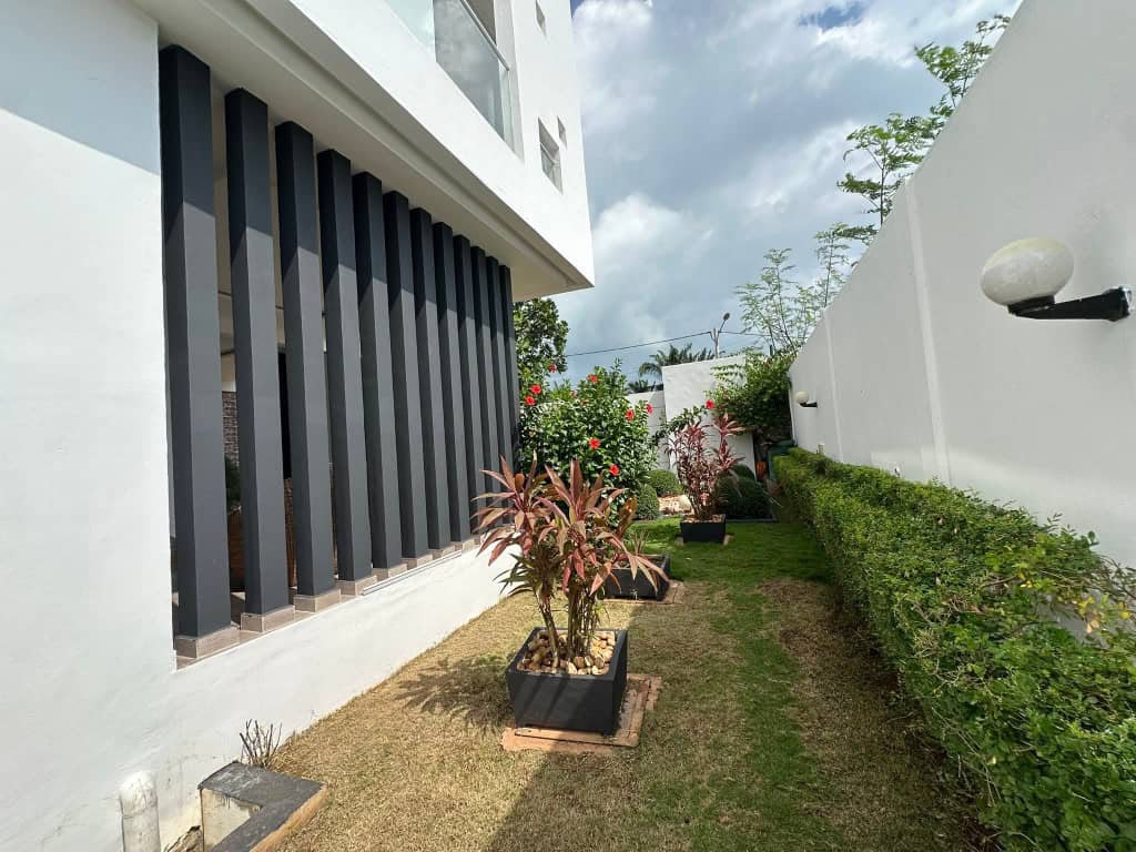 Villa Duplex meublée à louer avec Jardin à Fidjrossè