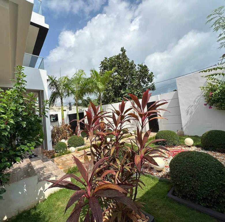 Villa Duplex meublée à louer avec Jardin à Fidjrossè
