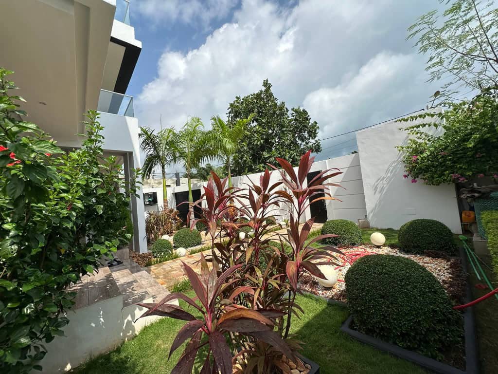 Villa Duplex meublée à louer avec Jardin à Fidjrossè