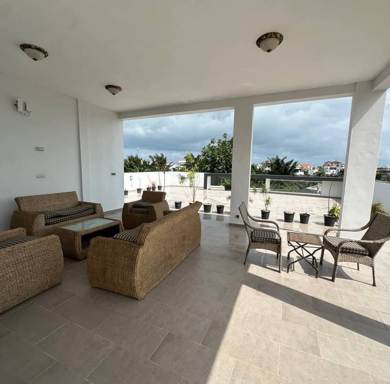 Villa Duplex meublée à louer avec Jardin à Fidjrossè