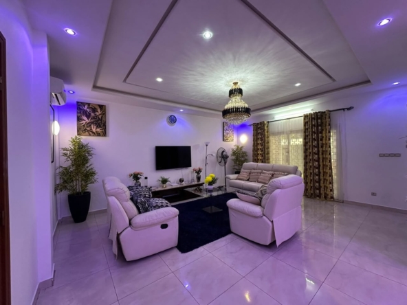 Villa Duplex meublée à louer avec Jardin à Fidjrossè