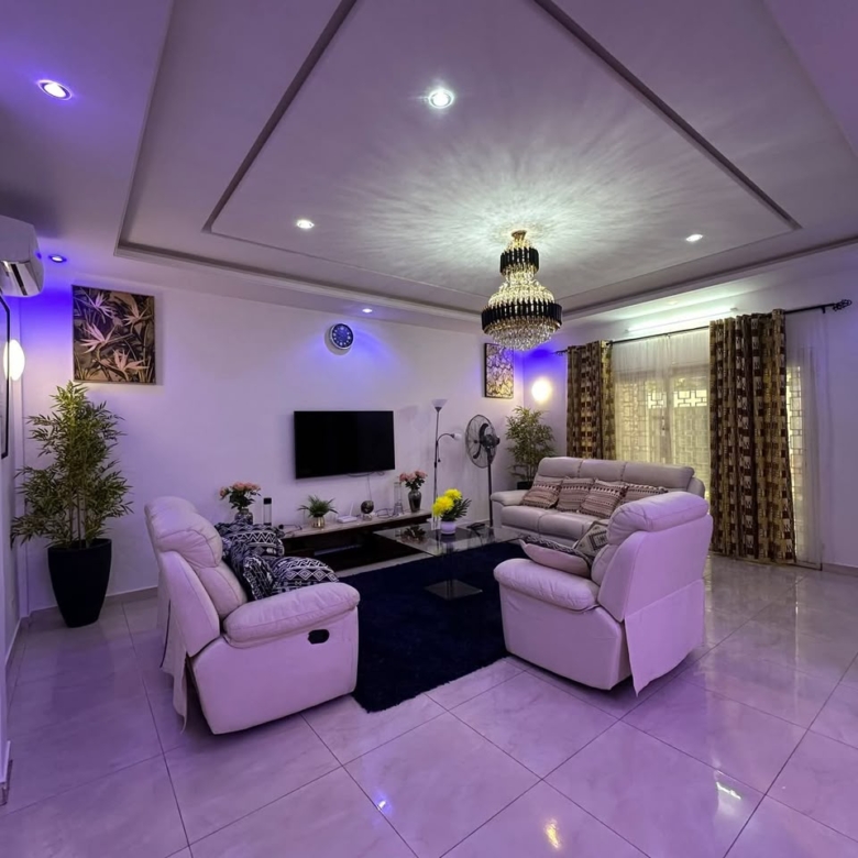 Villa Duplex meublée à louer avec Jardin à Fidjrossè
