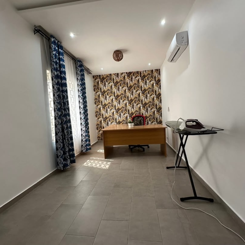 Villa Duplex meublée à louer avec Jardin à Fidjrossè