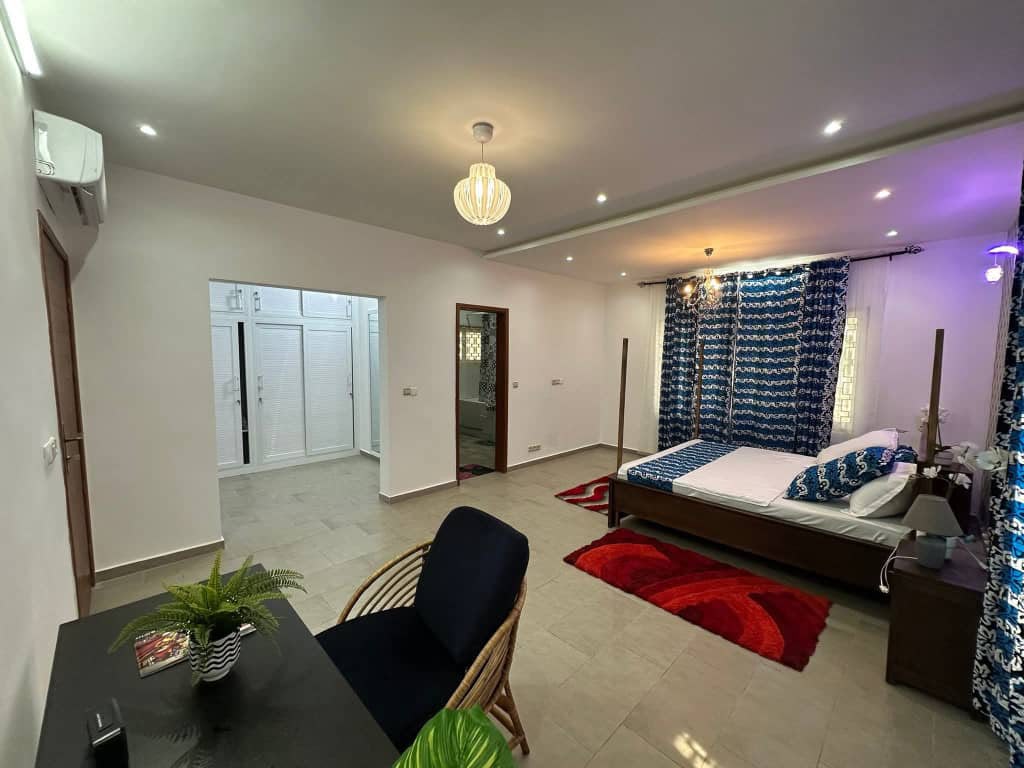 Villa Duplex meublée à louer avec Jardin à Fidjrossè