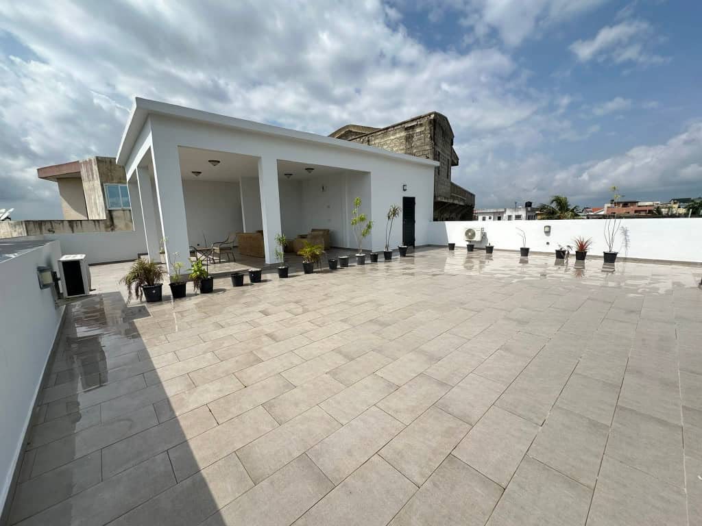 Villa Duplex meublée à louer avec Jardin à Fidjrossè