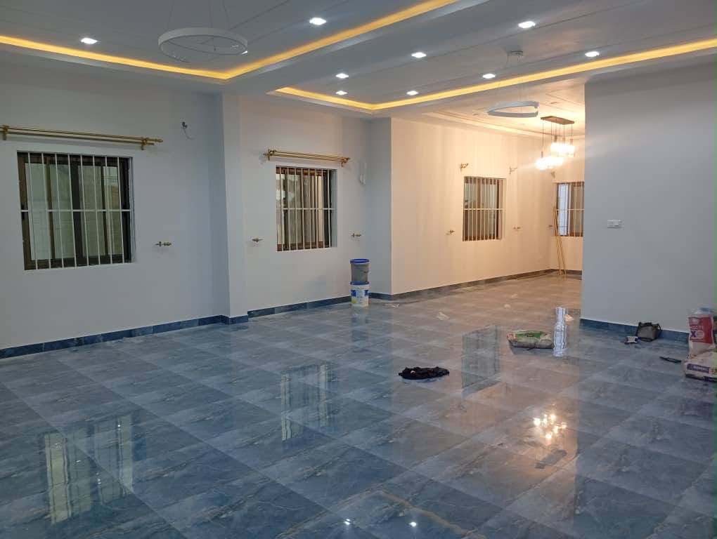 Entrée Personnelle Duplex De 4 Chambres Sanitaires à Fidjrossè HOUENOUSSOU