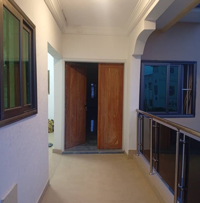 Entrée Personnelle Duplex De 4 Chambres Sanitaires à Fidjrossè HOUENOUSSOU (9)