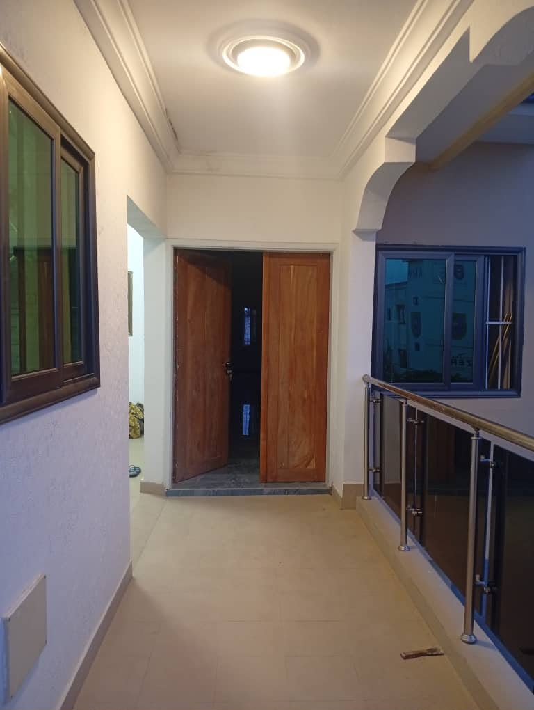 Entrée Personnelle Duplex De 4 Chambres Sanitaires à Fidjrossè HOUENOUSSOU (9)