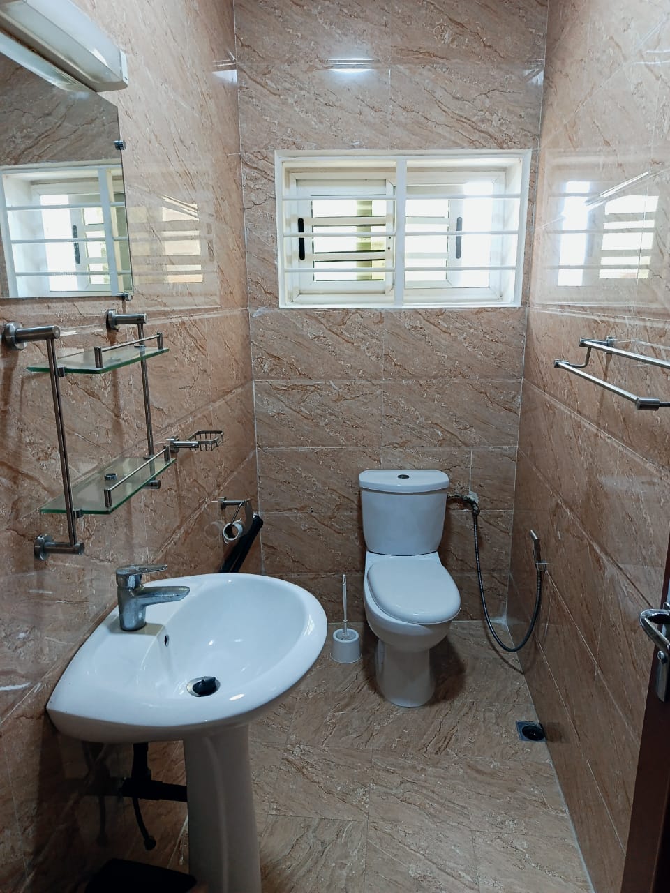 Appartement meublé à louer à Fidjrossè (12)