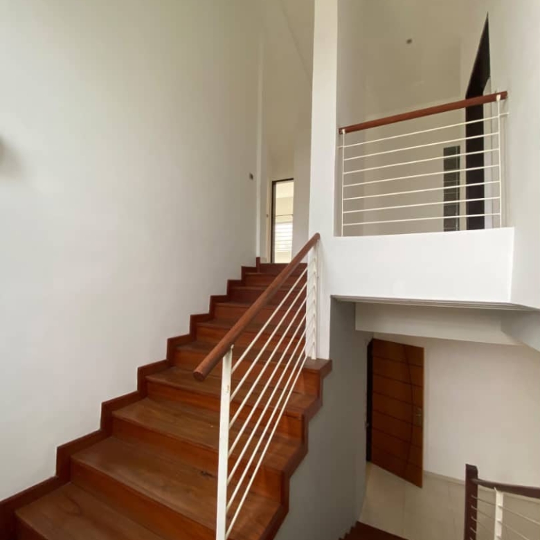 Villa semi meublée à louer à Cotonou Fidjrossè (85)