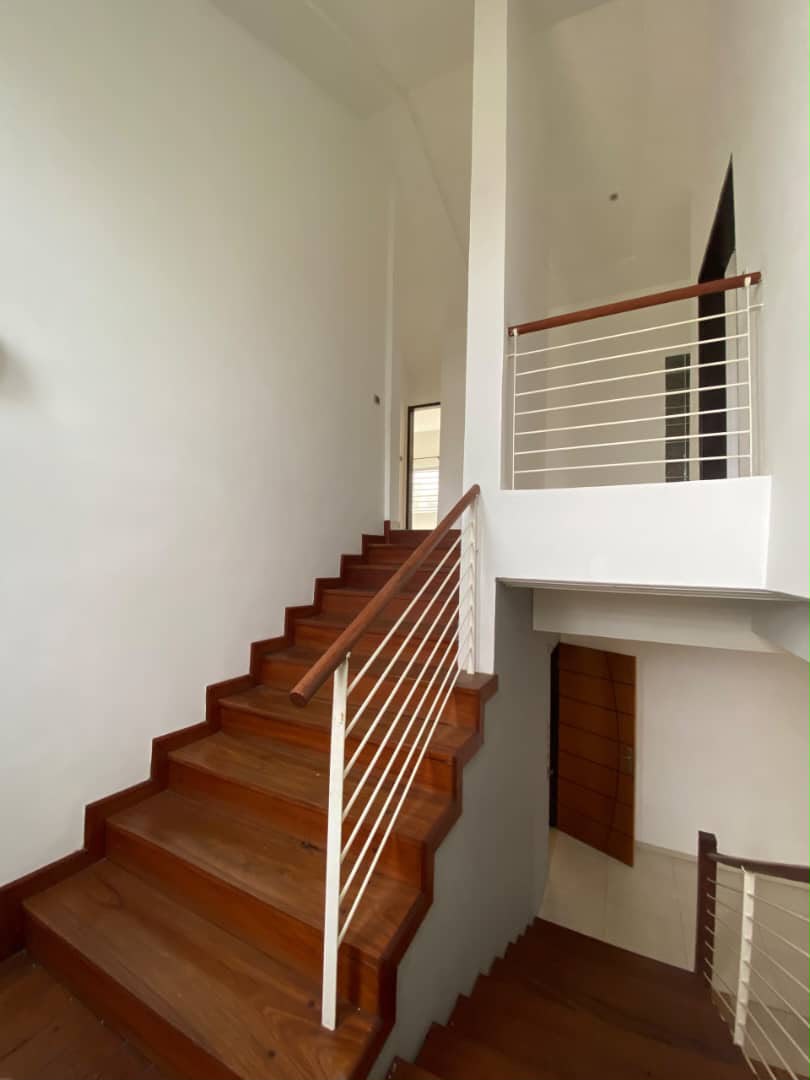 Villa semi meublée à louer à Cotonou Fidjrossè (85)