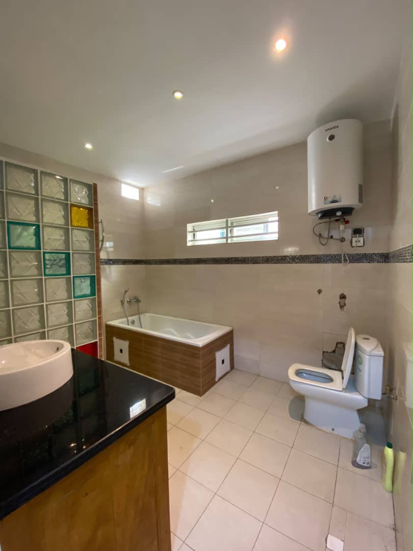 Villa semi meublée à louer à Cotonou Fidjrossè (86)