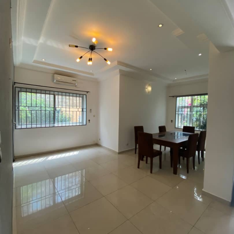 Villa semi meublée à louer à Cotonou Fidjrossè (87)