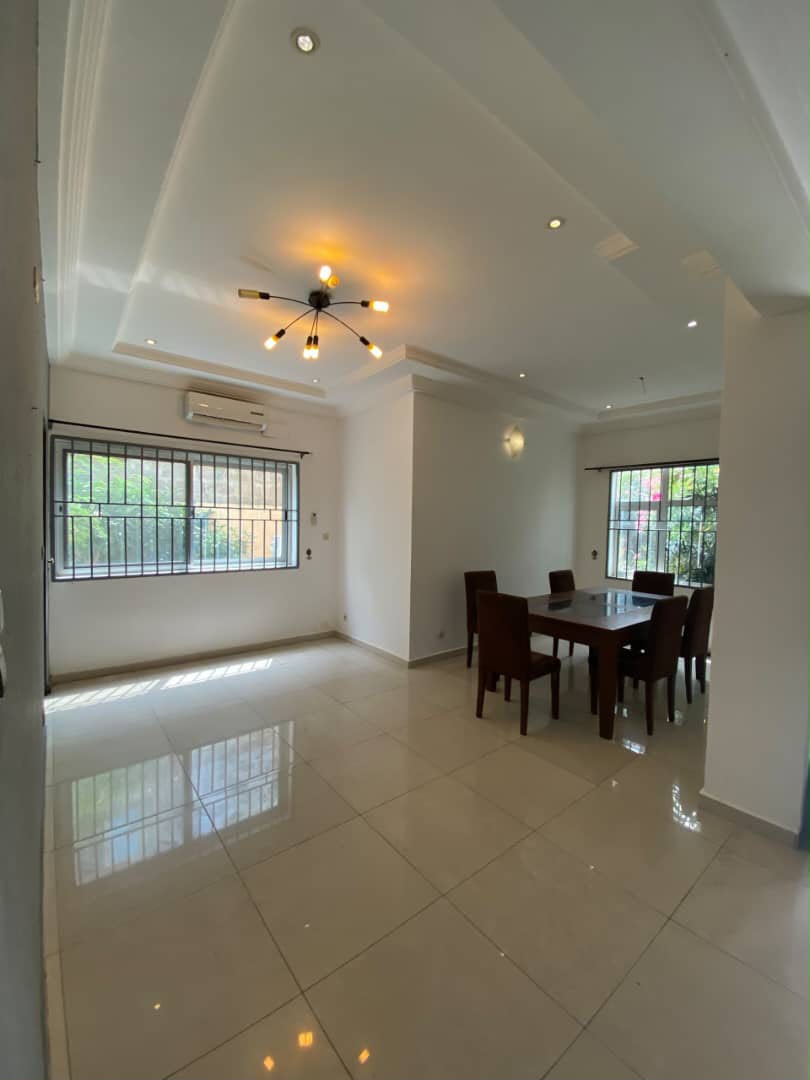 Villa semi meublée à louer à Cotonou Fidjrossè (87)