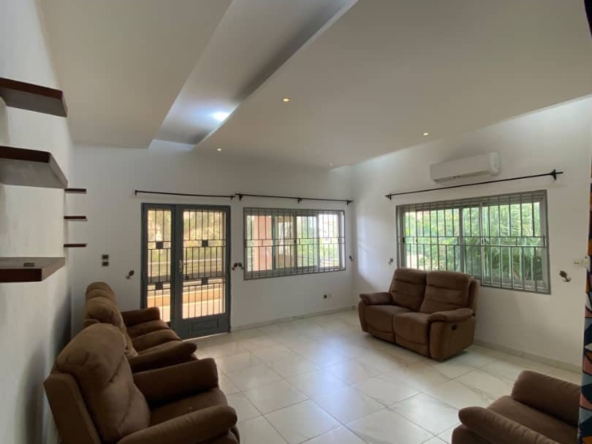 Villa semi meublée à louer à Cotonou Fidjrossè (88)