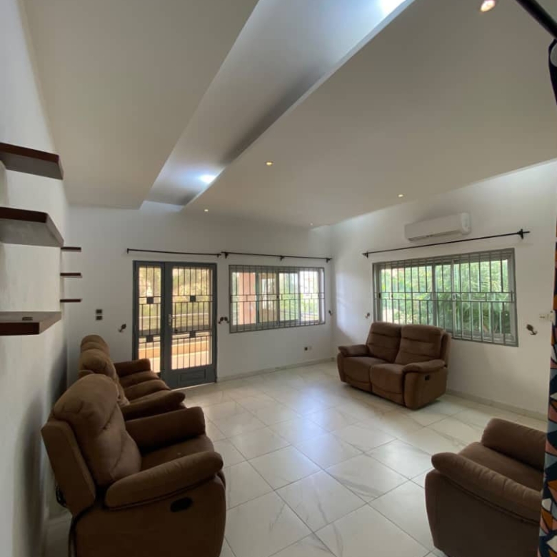 Villa semi meublée à louer à Cotonou Fidjrossè (88)