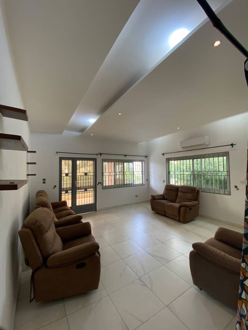 Villa semi meublée à louer à Cotonou Fidjrossè (88)