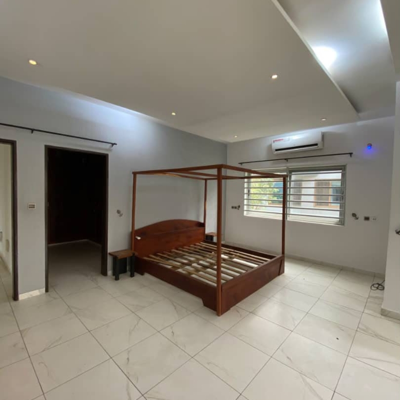 Villa semi meublée à louer à Cotonou Fidjrossè (89)