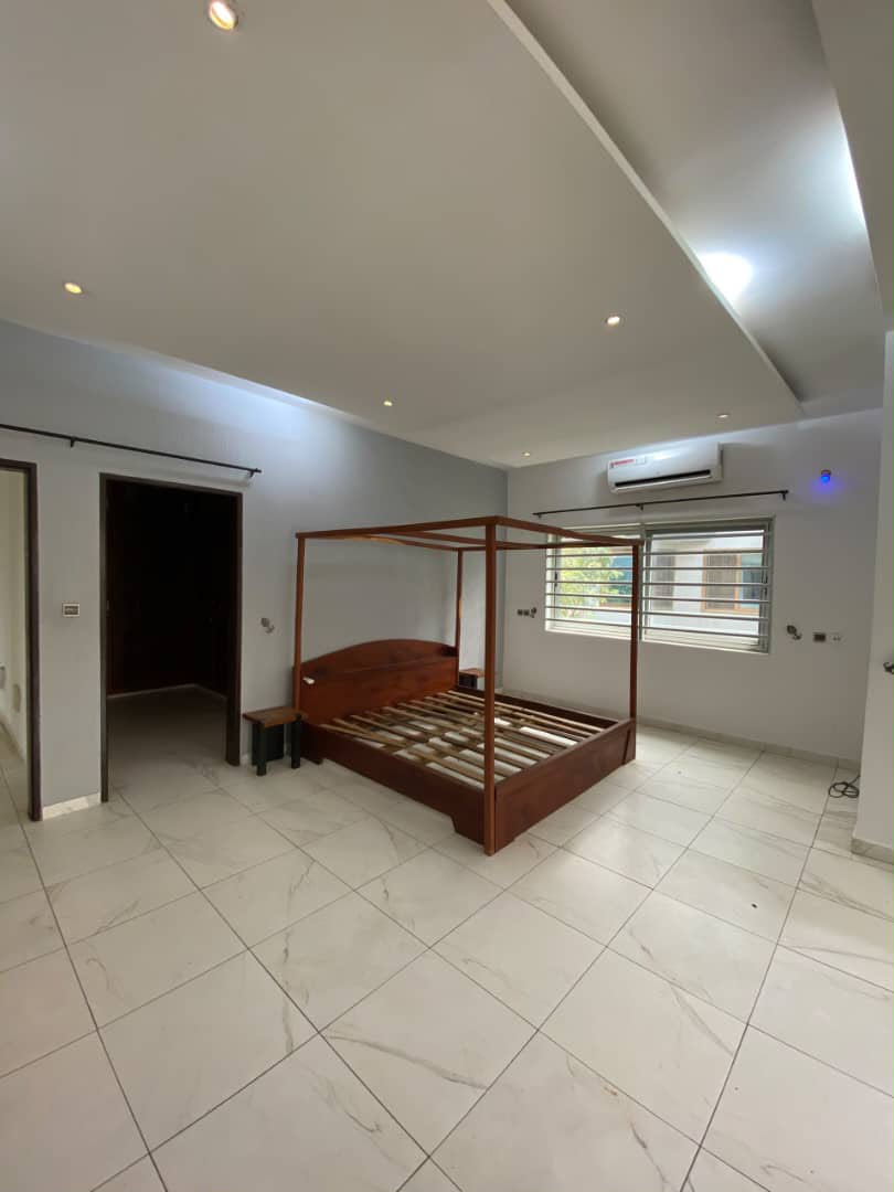 Villa semi meublée à louer à Cotonou Fidjrossè (89)