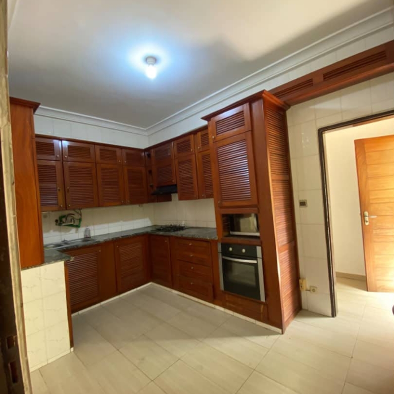 Villa semi meublée à louer à Cotonou Fidjrossè (90)