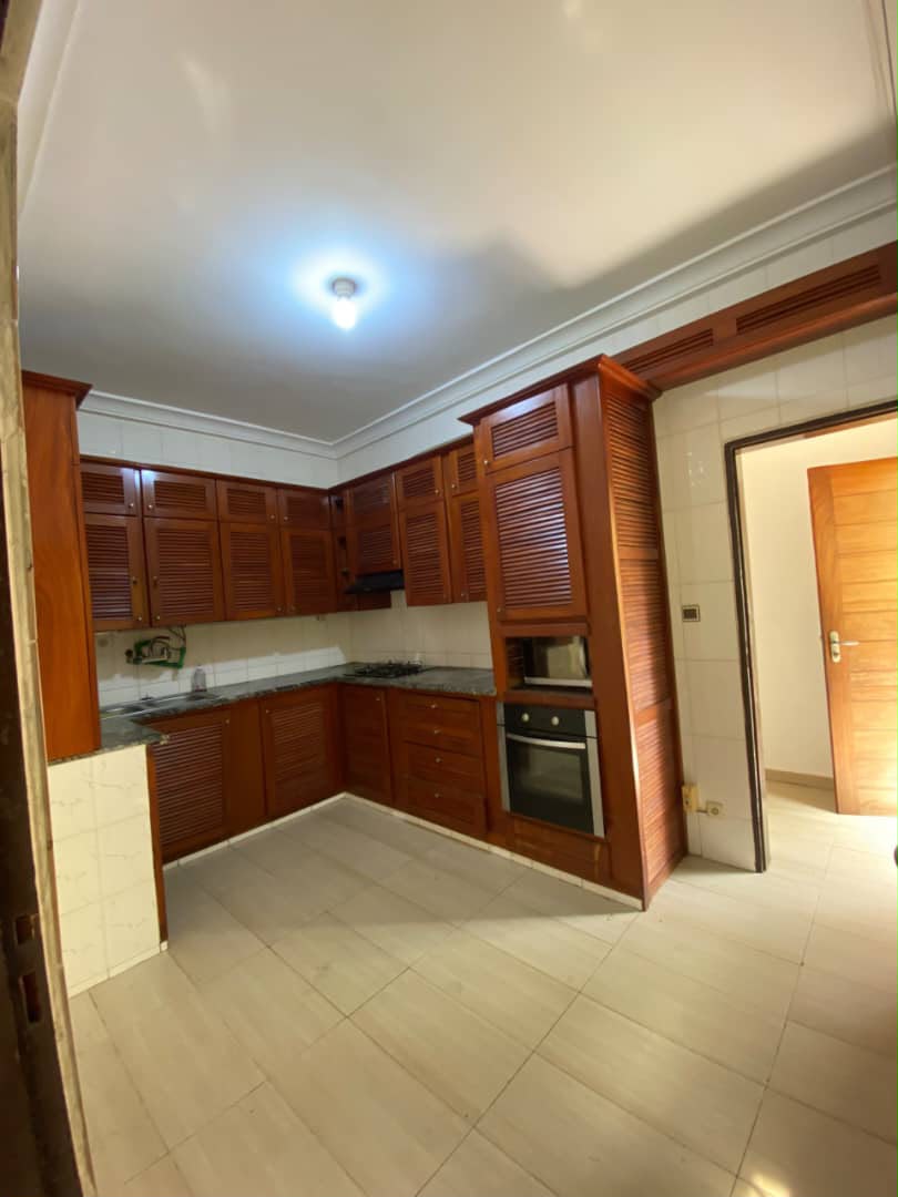 Villa semi meublée à louer à Cotonou Fidjrossè (90)