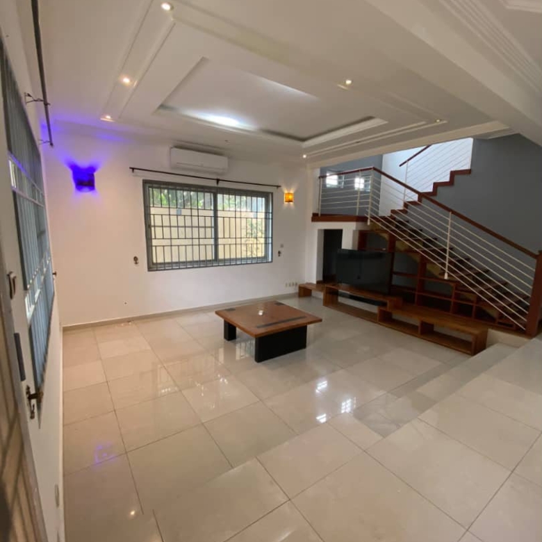 Villa semi meublée à louer à Cotonou Fidjrossè (91)