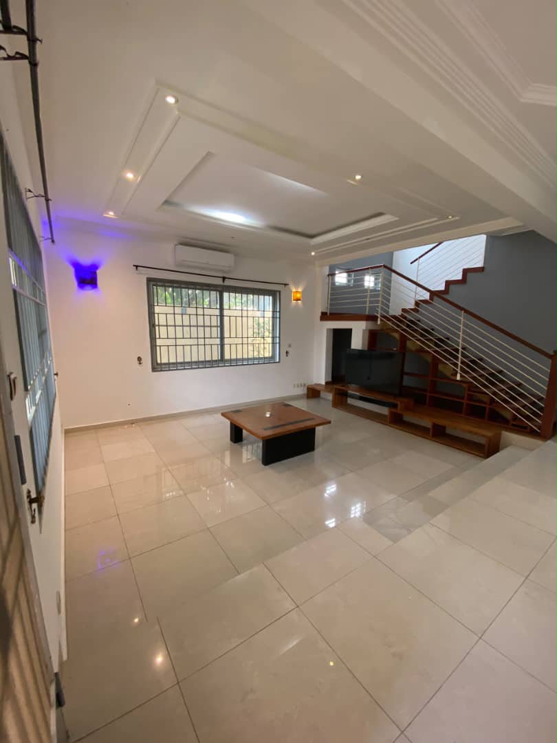 Villa semi meublée à louer à Cotonou Fidjrossè (91)
