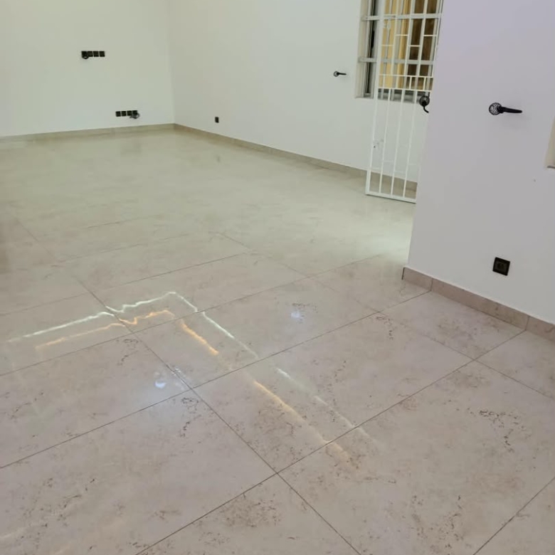 Villa triplex nouvelle construction à louer à Cotonou Fidjrossè (10)