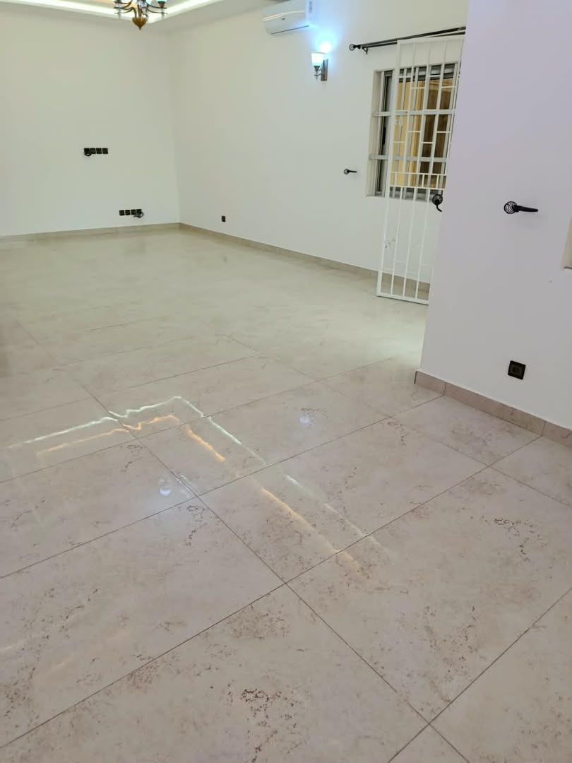 Villa triplex nouvelle construction à louer à Cotonou Fidjrossè (10)