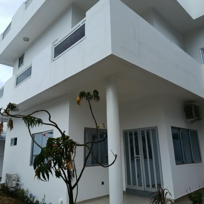 Villa triplex nouvelle construction à louer à Cotonou Fidjrossè (11)