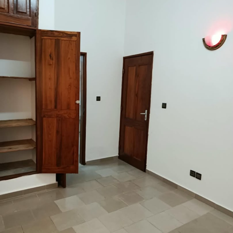 Villa triplex nouvelle construction à louer à Cotonou Fidjrossè (4)