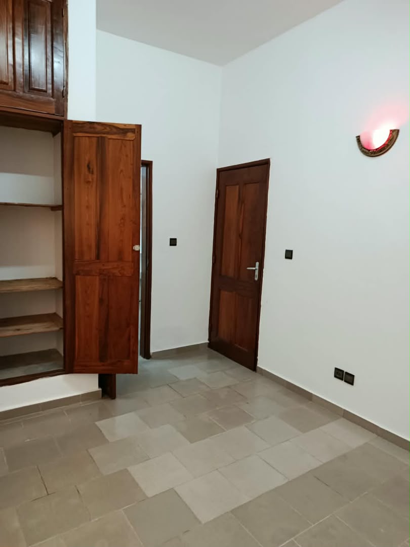 Villa triplex nouvelle construction à louer à Cotonou Fidjrossè (4)
