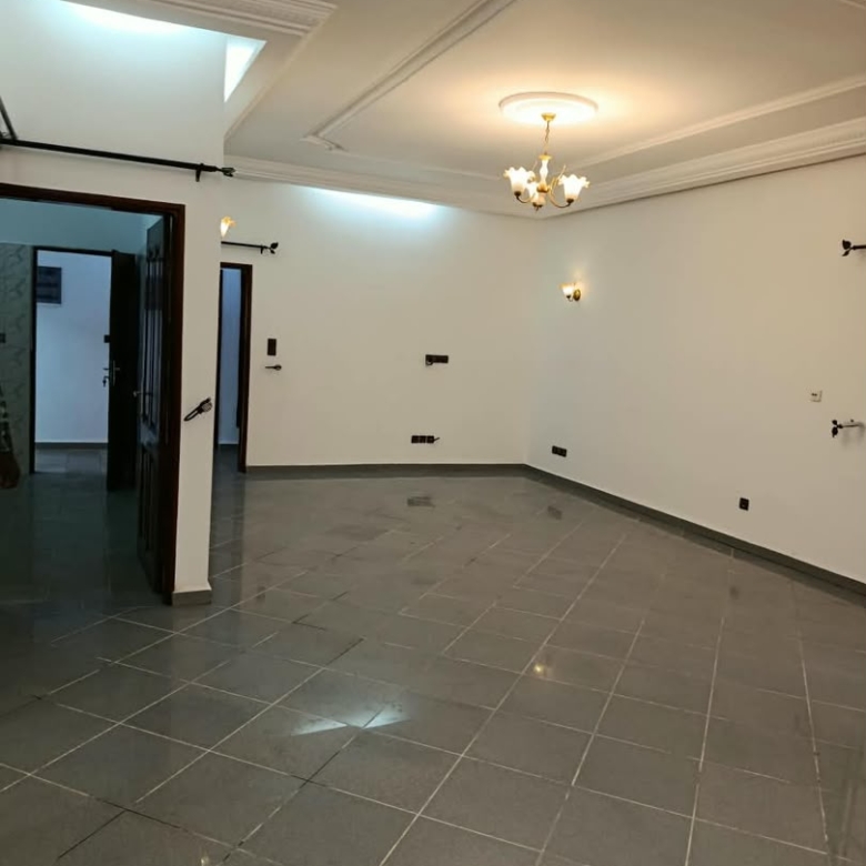 Villa triplex nouvelle construction à louer à Cotonou Fidjrossè (5)