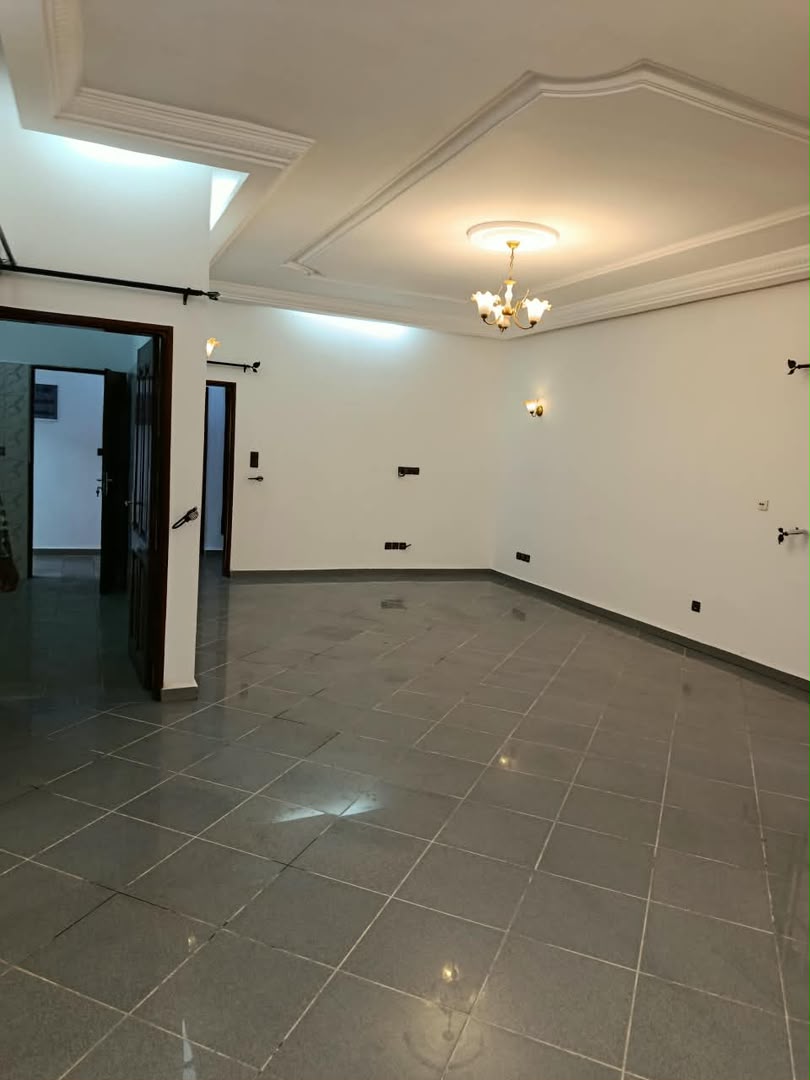 Villa triplex nouvelle construction à louer à Cotonou Fidjrossè (5)