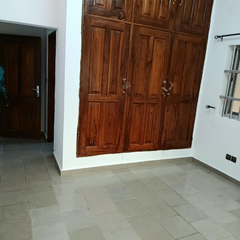 Villa triplex nouvelle construction à louer à Cotonou Fidjrossè (6)