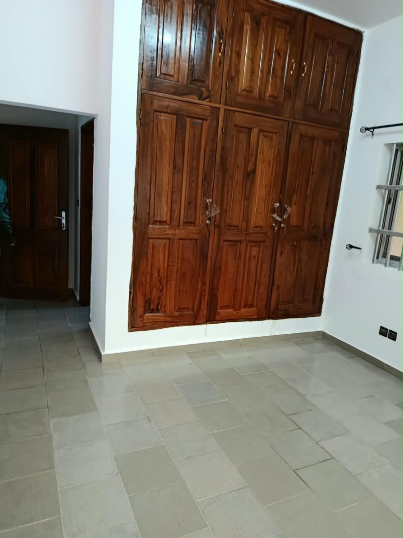 Villa triplex nouvelle construction à louer à Cotonou Fidjrossè (6)