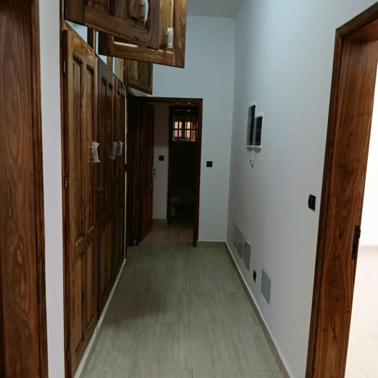 Villa triplex nouvelle construction à louer à Cotonou Fidjrossè (9)